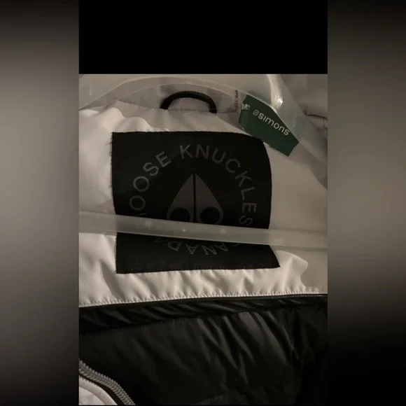 Brand-New Moose Knuckles Winter Jacket - Women’s Size S with Simon’s dust bag ! - Picture 4 of 13